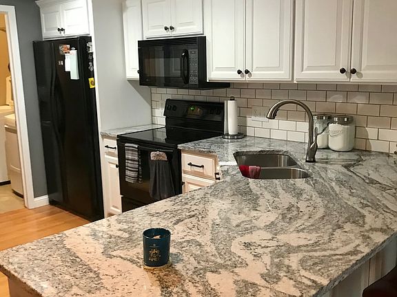 2nd image of 3765 Savannah Cir