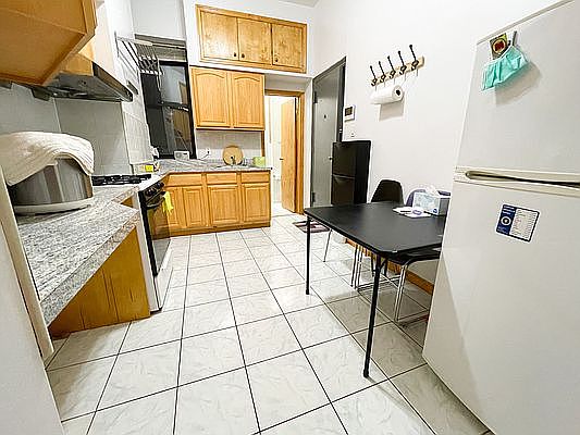2nd image of 35 Henry St APT 1C