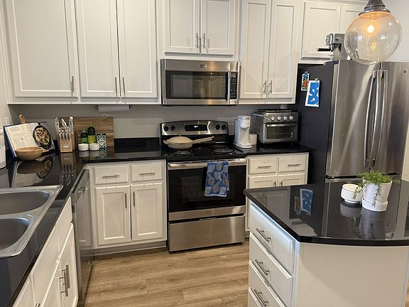3rd image of 910 W 25th St #508