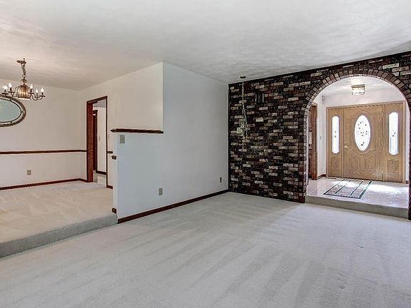 5th image of 384 Merrick Dr