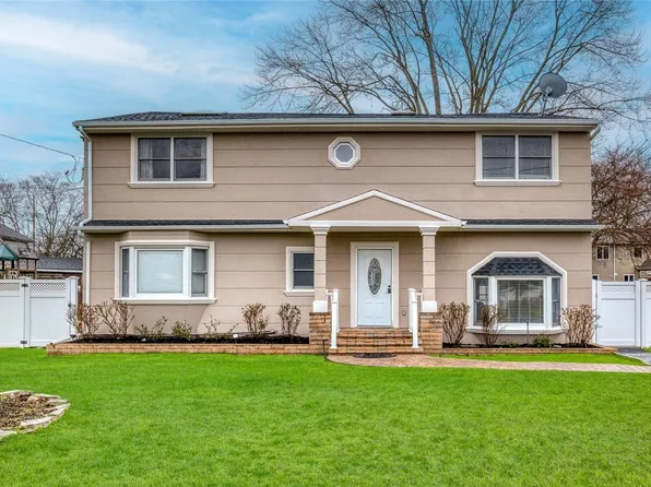 318 Vernon Street, Dix Hills, NY 11746