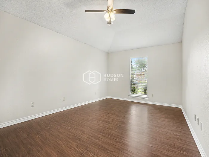330 Bryant Ln — Photo 10