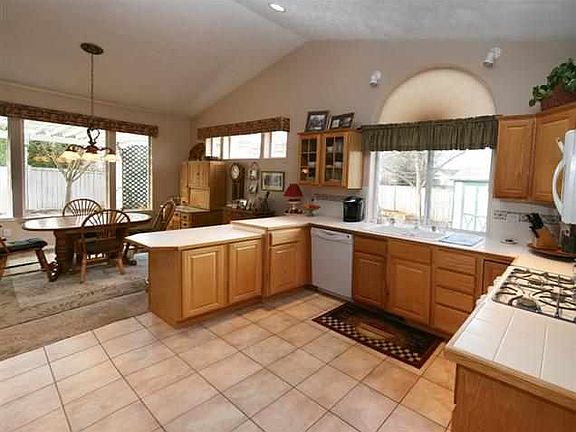 5th image of 1003 N Knudson Ct