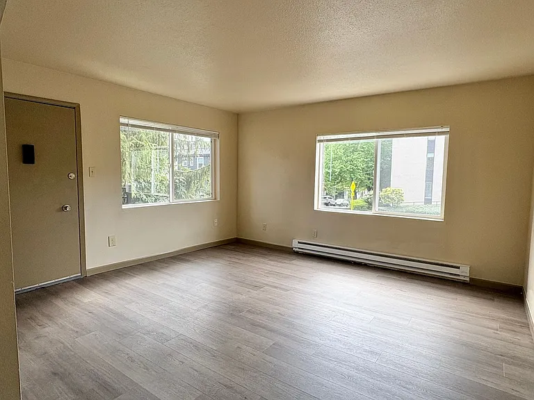 5502 15th Ave NE — Photo 4