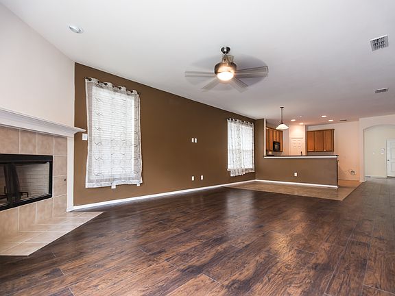 4th image of 519 Moonrise Dr