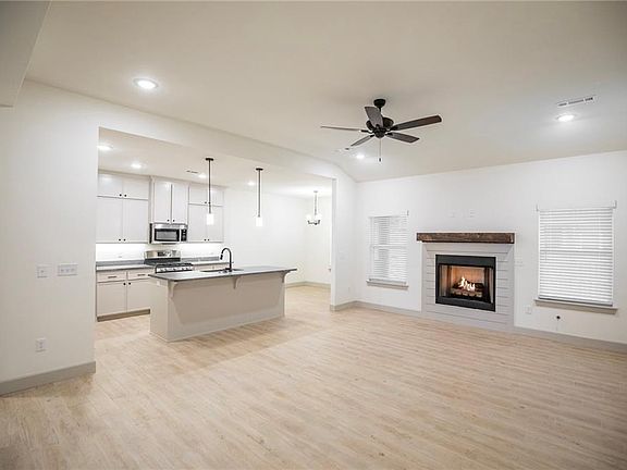 4th image of 949 Cook St