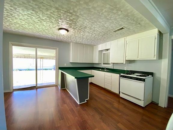 4th image of 814 SW 3rd St