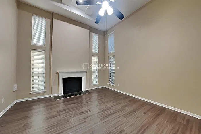 3 bed, 2.5 bath, 2622 sqft, $2,340 — Photo 3