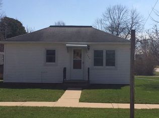 206 Park Ave, Strawberry Point, IA 52076