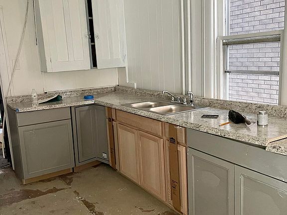 4th image of 819 E Centre St