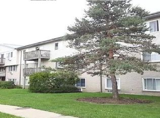 555 Deepwoods Dr APT 2H, Mundelein, IL 60060
