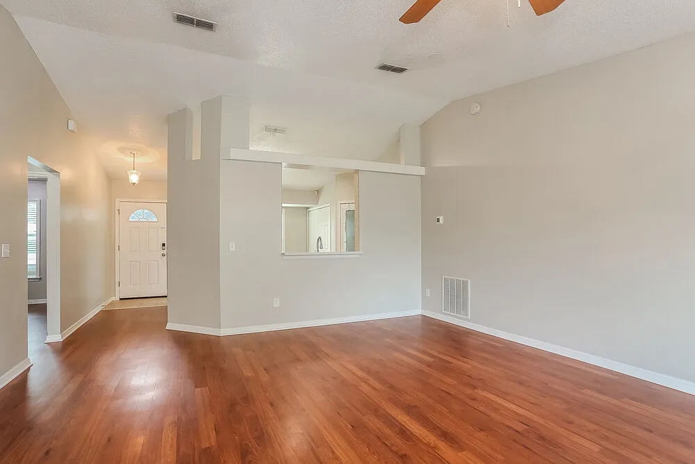 3 bed, 2.0 bath, 1213 sqft, $1,805 — Photo 4