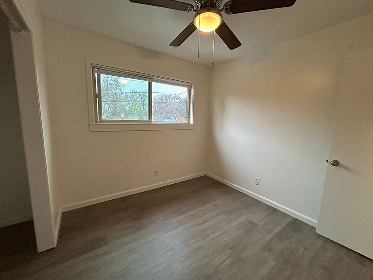 890 E 9th St — Photo 32