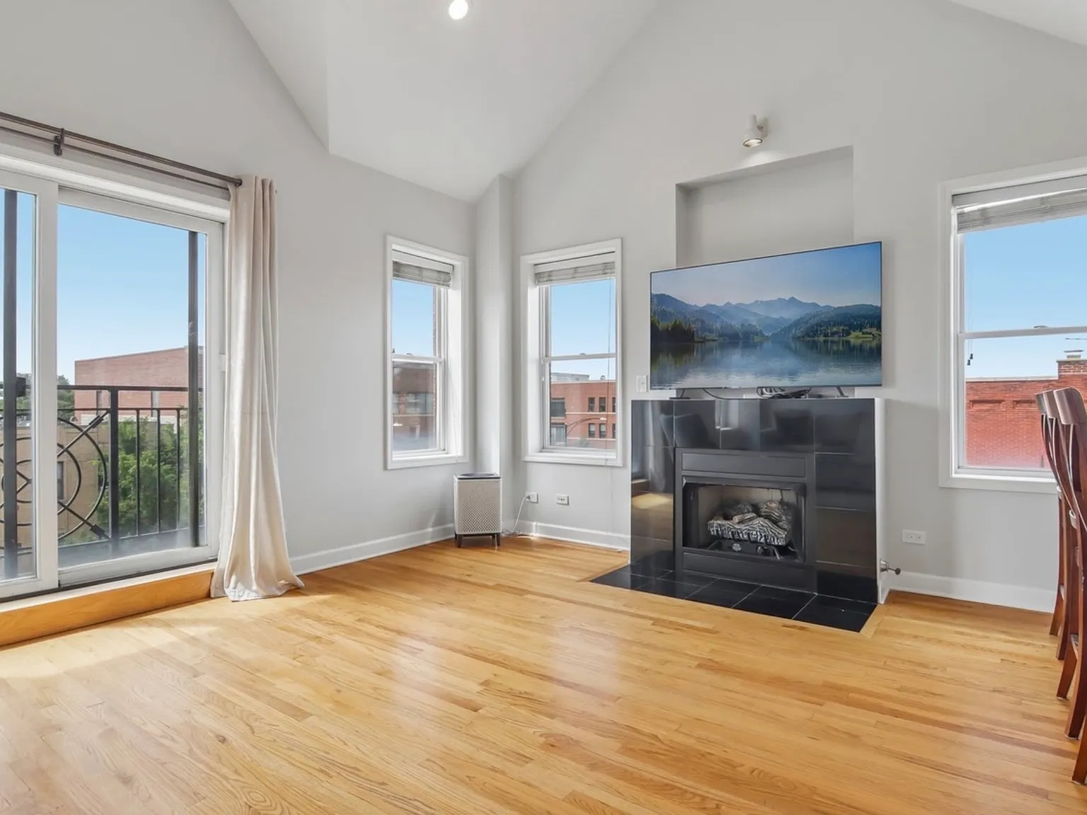 2 bed, 1300 sqft, $2,600 — Photo 2