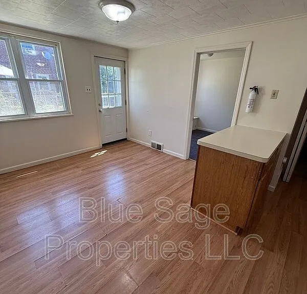 1427 Simpson St — Photo 5