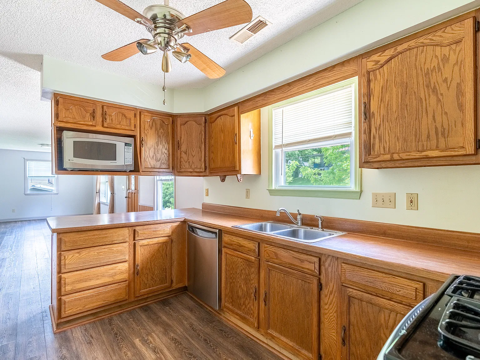 37 Hilldale Rd — Photo 4
