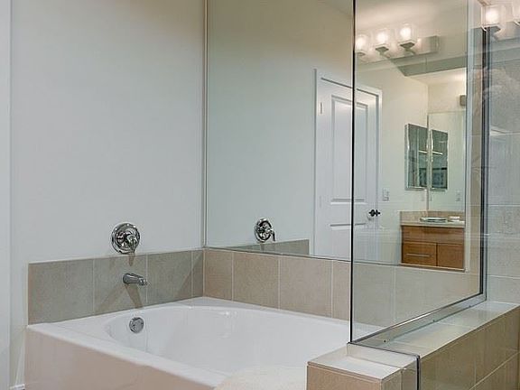 2nd image of 14140 Moorpark St APT 229