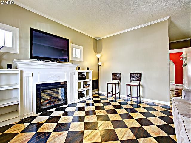 Living Room w/gas fireplace