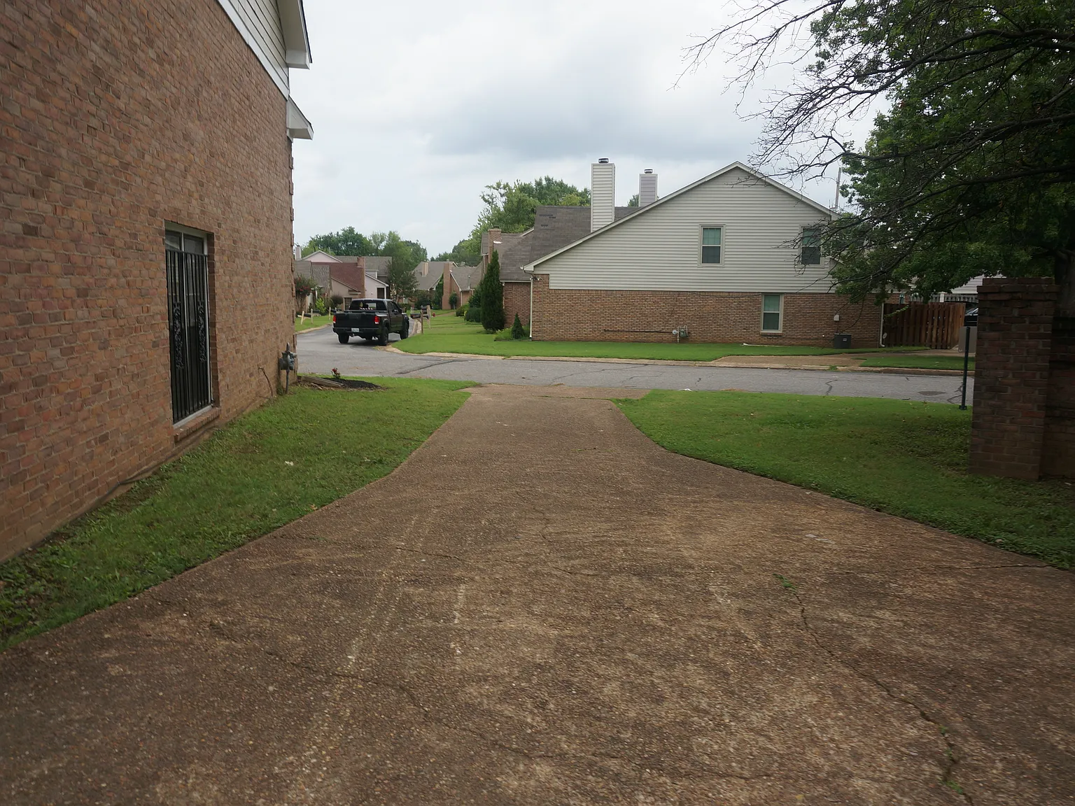 |Townhouse | 2 Bed 2.5 Bath | HOA — Photo 2