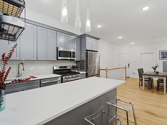 3rd image of 684 Summit Ave #A1