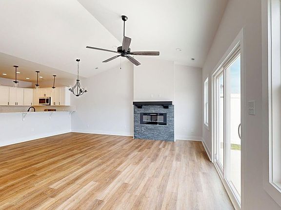 3rd image of 20 Lockridge Ln