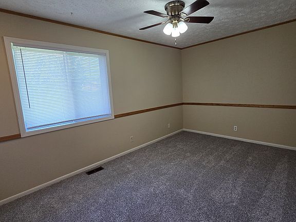 5th image of 8125 Valley Rd