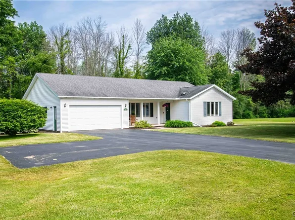 20 Glencove Dr, Oswego, NY 13126