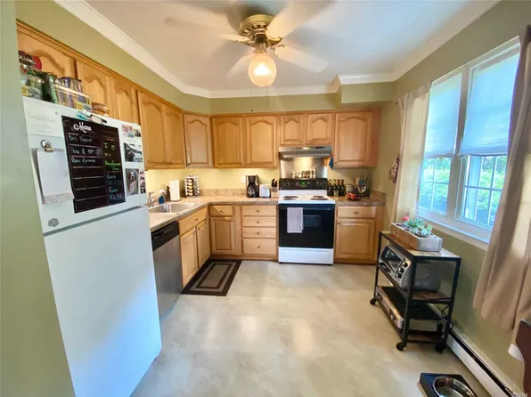 33 Springwood Dr, North Babylon, NY 11703
