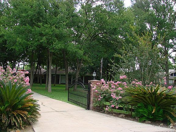 PRIVATE DRIVE WITH GATE ENTRY