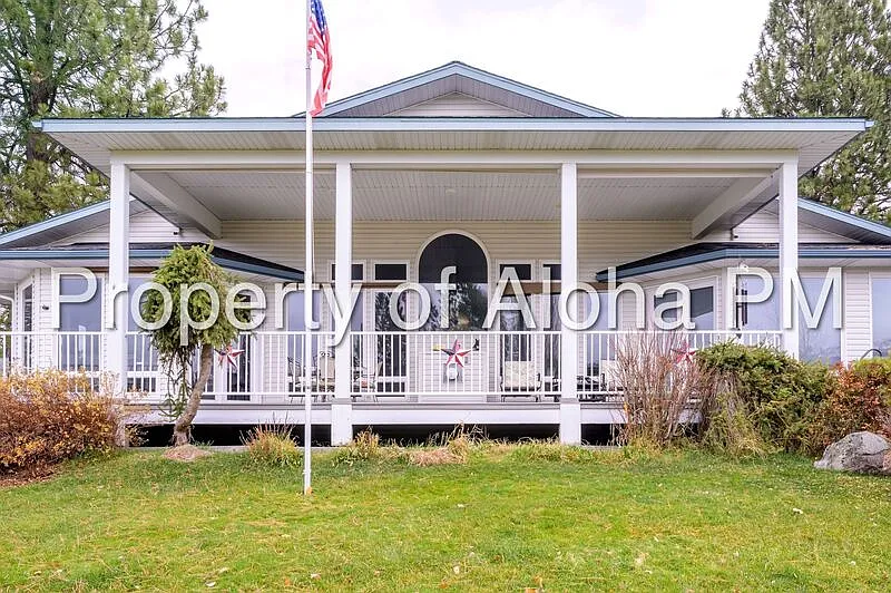 108 Lakeshore Dr
