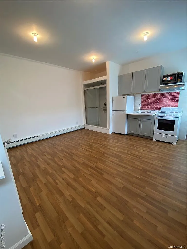 Studio, 1.0 bath, 150 sqft, $1,600 — Photo 2