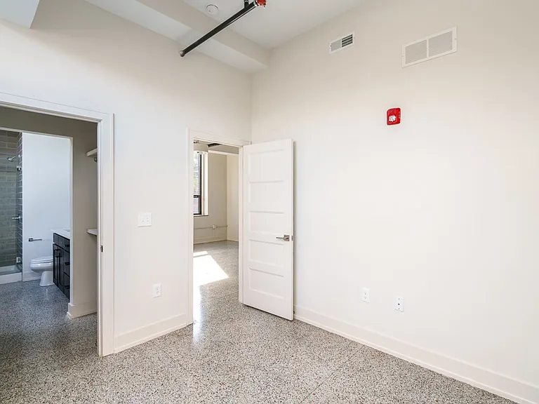875 Michigan Ave — Photo 30