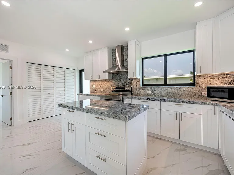 1621 S Treasure Dr — Photo 11