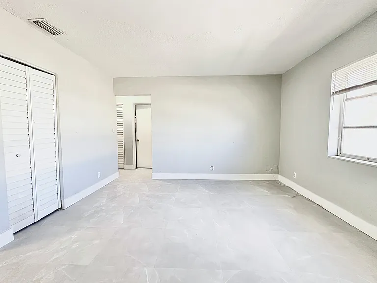 1007 W Prospect Rd — Photo 3