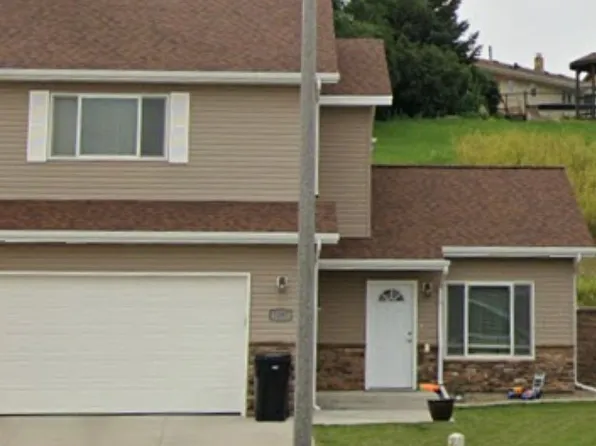 3207 Eastside Pl, Bismarck, ND 58501