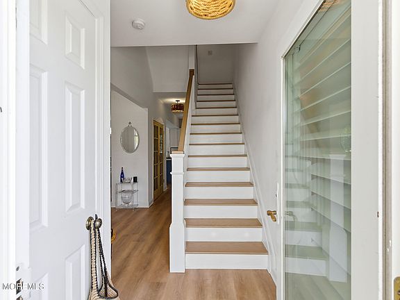 4th image of 384 Pine Avenue