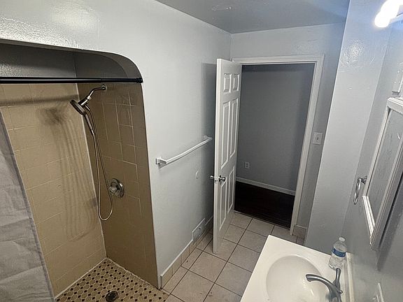 4th image of 6822 Pacific Ave