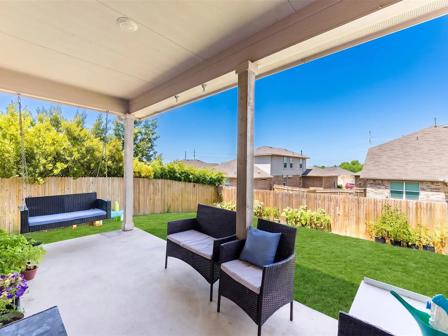 4 bed, 2.0 bath, 1927 sqft, $2,450 — Photo 3