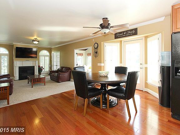 Kitchen dining area