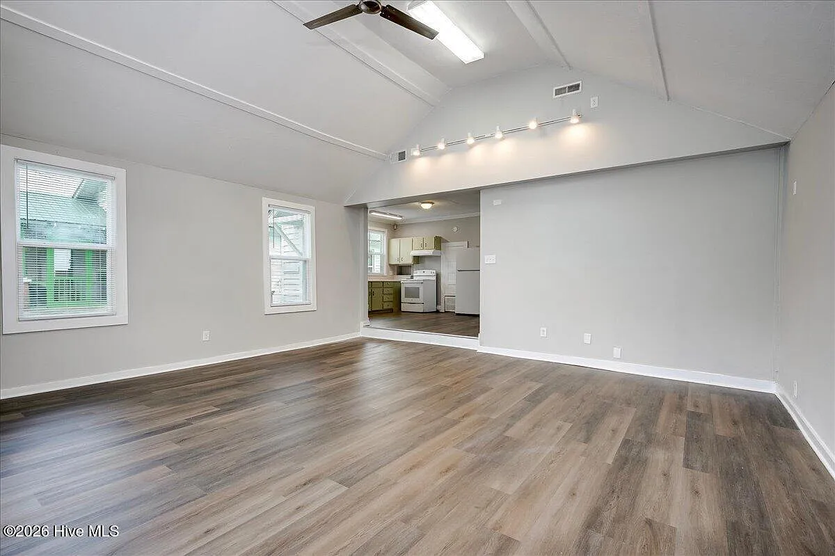 2 bed, 1.0 bath, 2672 sqft, $1,050 — Photo 3