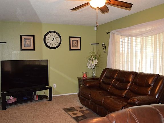 3rd image of 1109 Meadow Ln