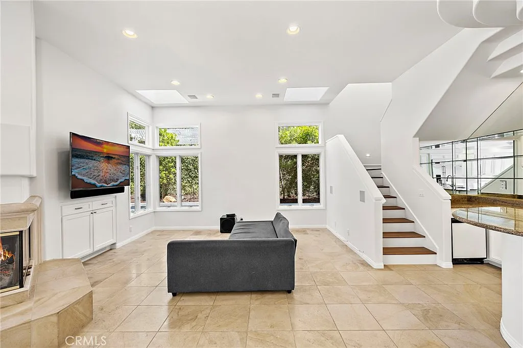 4 bed, 4.5 bath, 4305 sqft, $14,895 — Photo 4