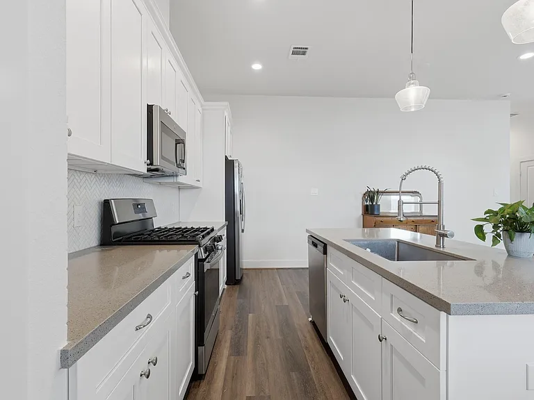 5264 Texas St — Photo 8