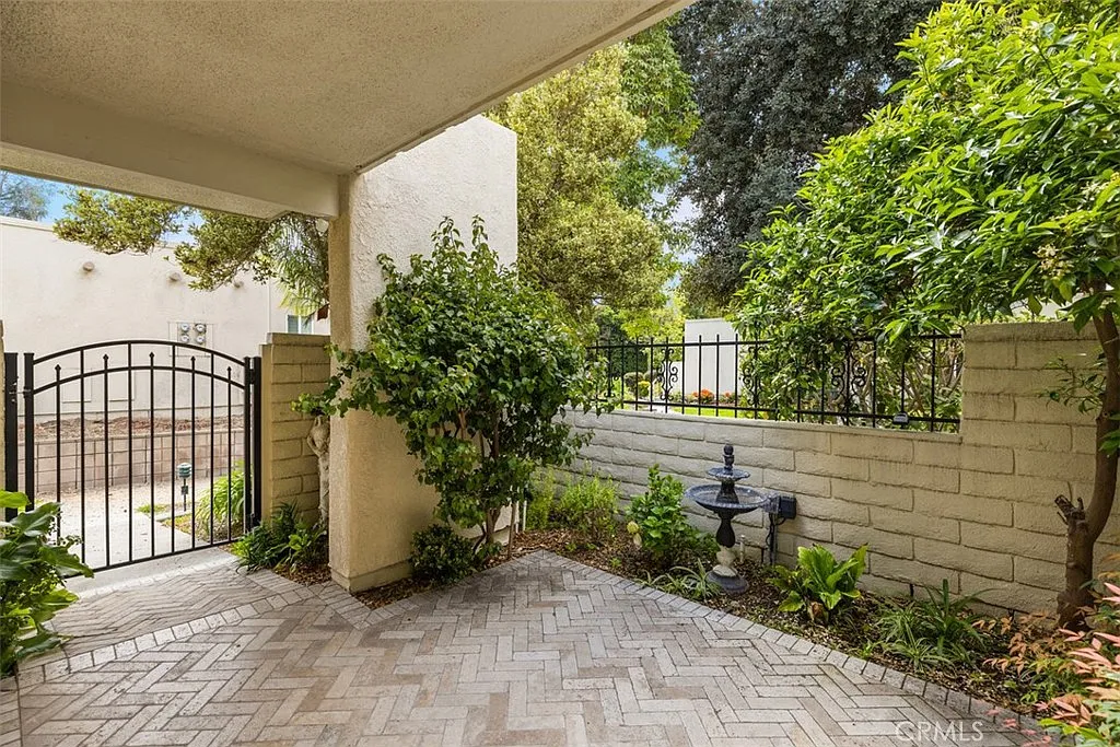 2 bed, 866 sqft, $2,900 — Photo 2