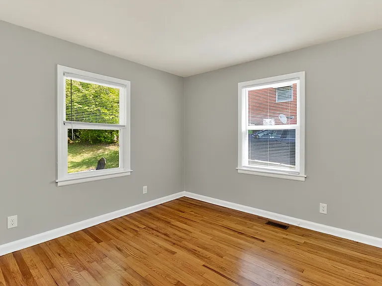 2331 Kennington Rd — Photo 10