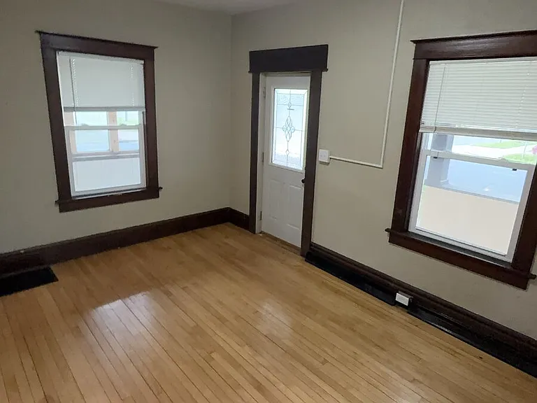 739 Broadway St — Photo 4
