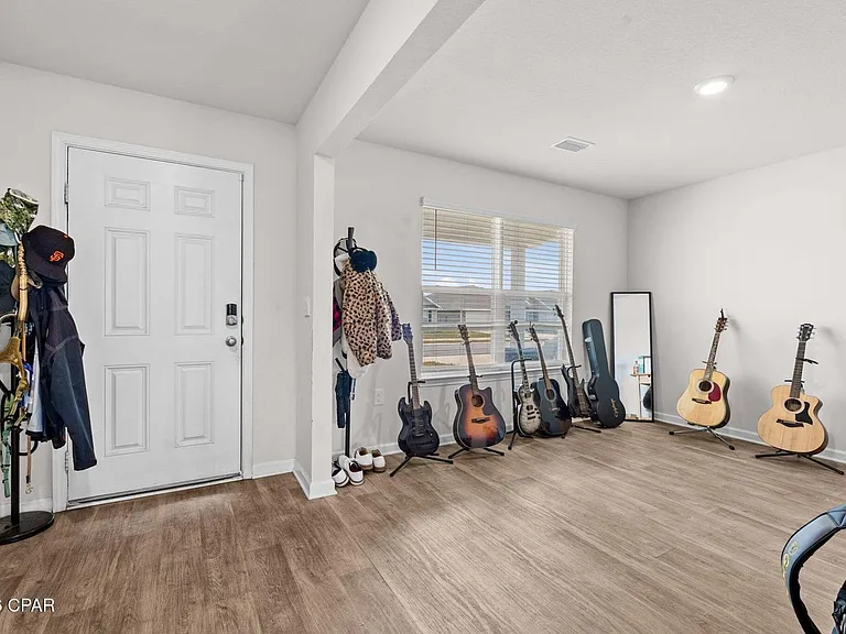 247 Ryder Ln — Photo 2