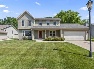 2710 Oakcrest Dr, Waukesha, WI 53188