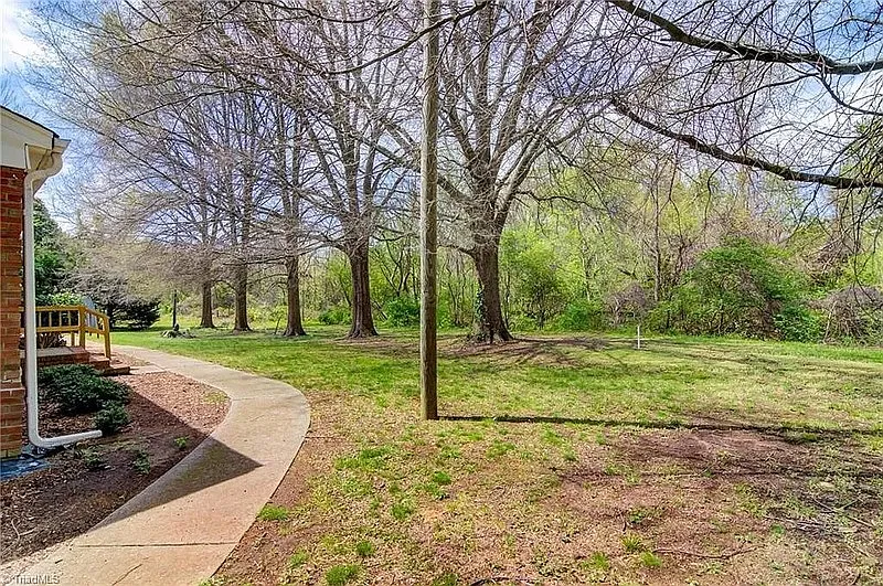 2 bed, 1.0 bath, 825 sqft, $1,000 — Photo 3