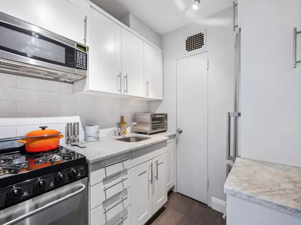 150 East 61st Street 8K image 3 of 6